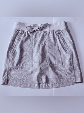 Athleta Cream & Light Green Patterned Skort Size Medium Athletic Skirt Shorts